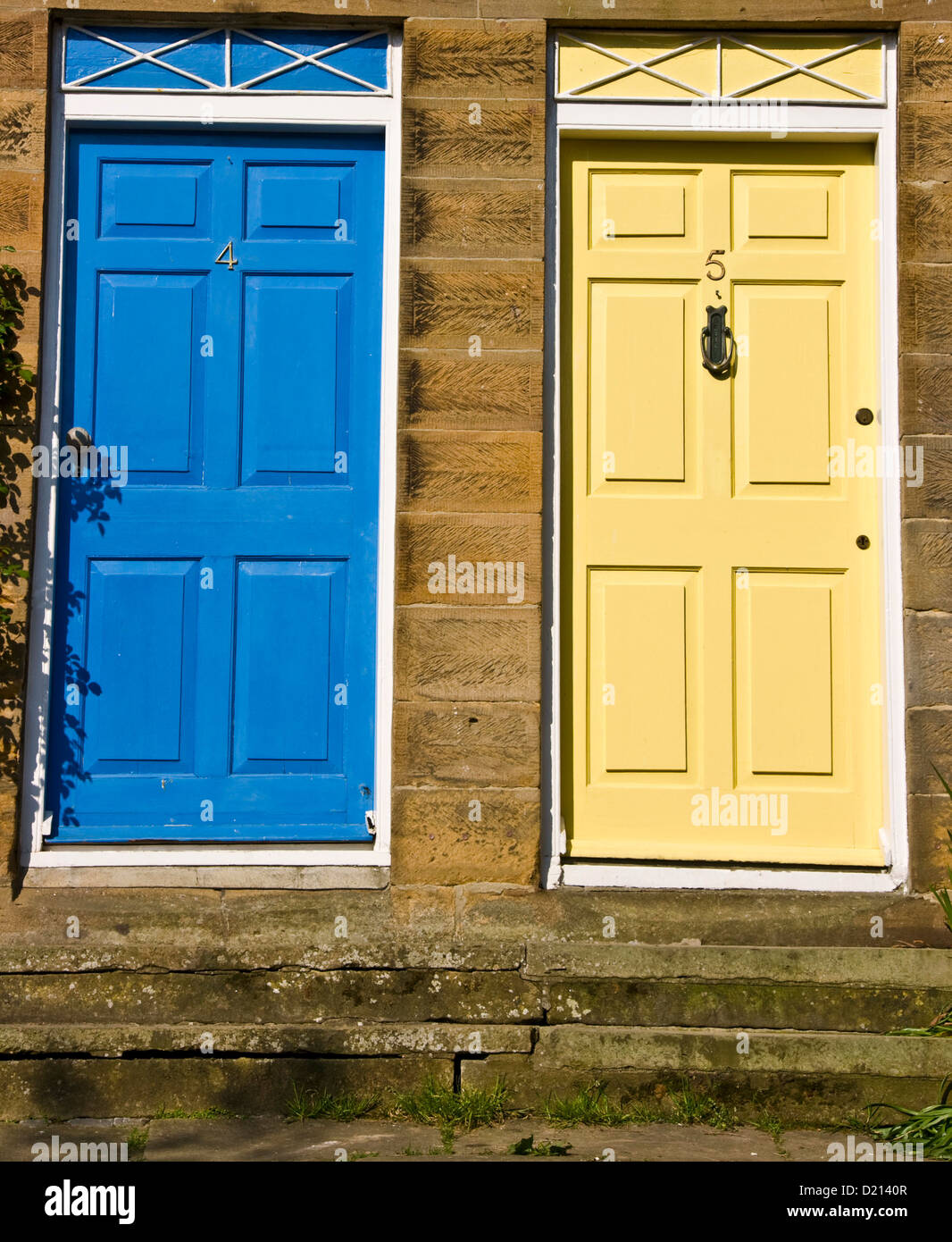 Paar Haustüren nebeneinander ein blau eine gelbe Stockfoto