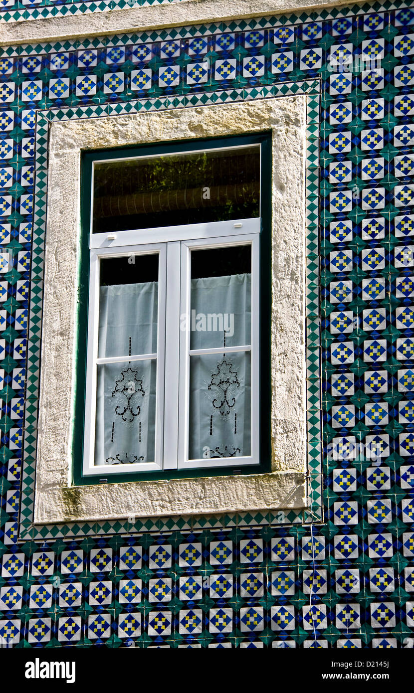 Dekorative azulejos Keramikfliesen auf der Fassade der traditionellen House Lissabon Portugal Westeuropa Stockfoto