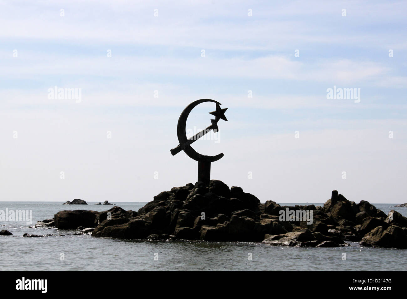 Silhouette kommunistische Symbol auf einem Felsen umgeben von Meer Kerala Indien kommunistischen Staat Stockfoto