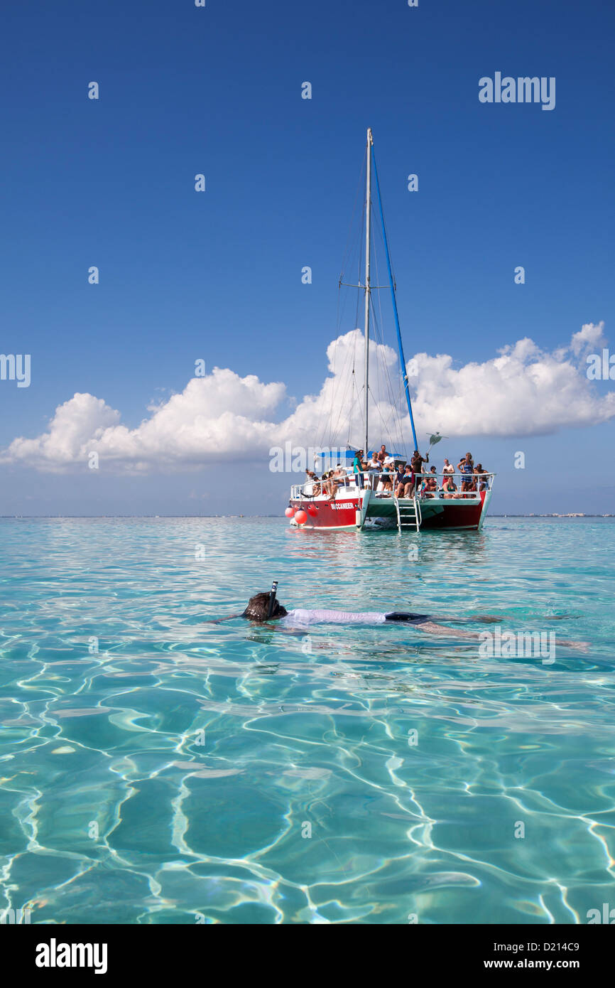 Schnorchler und Katamaran Segelboot auf Sand Stingray City Bank, Grand Cayman, Cayman Islands, Karibik Stockfoto