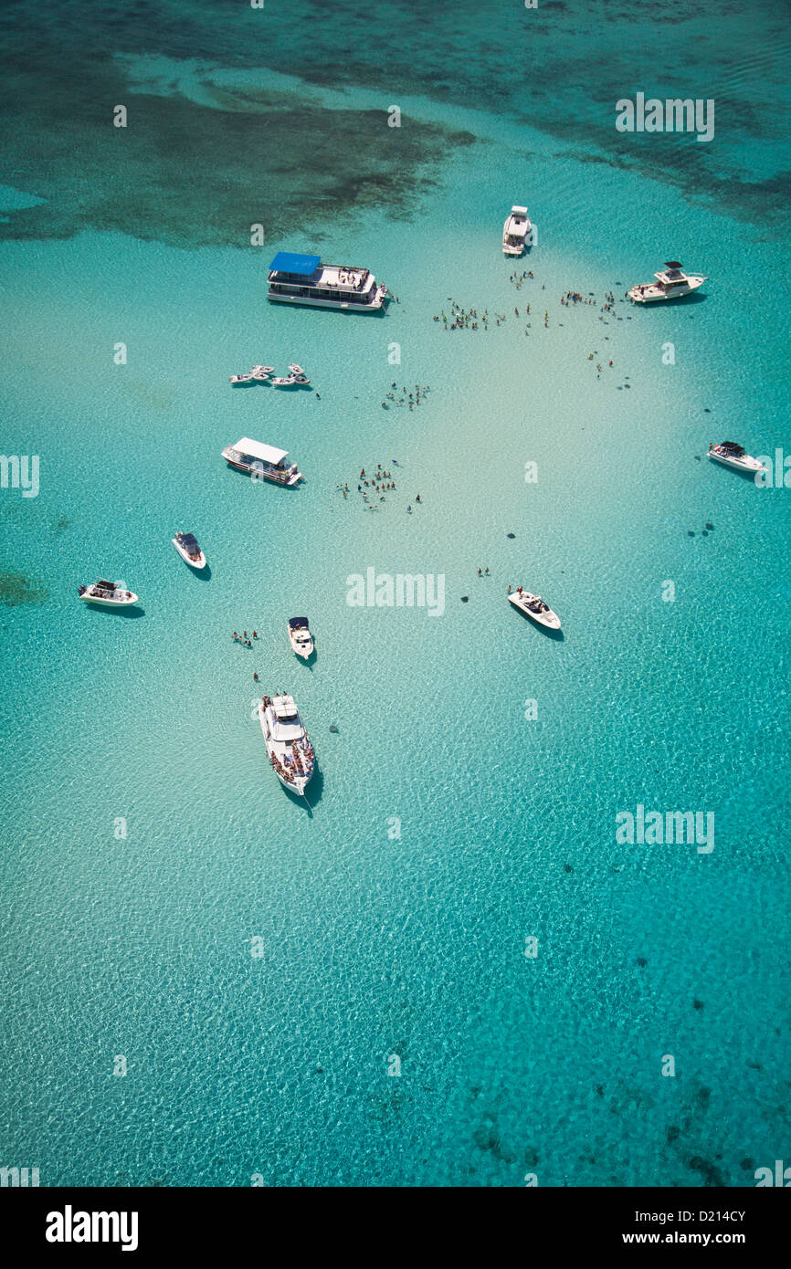 Luftaufnahme des Stingray City Sand Bank mit Exkursion Boote und Menschen schwimmen, Grand Cayman, Cayman-Inseln, Karibik Stockfoto