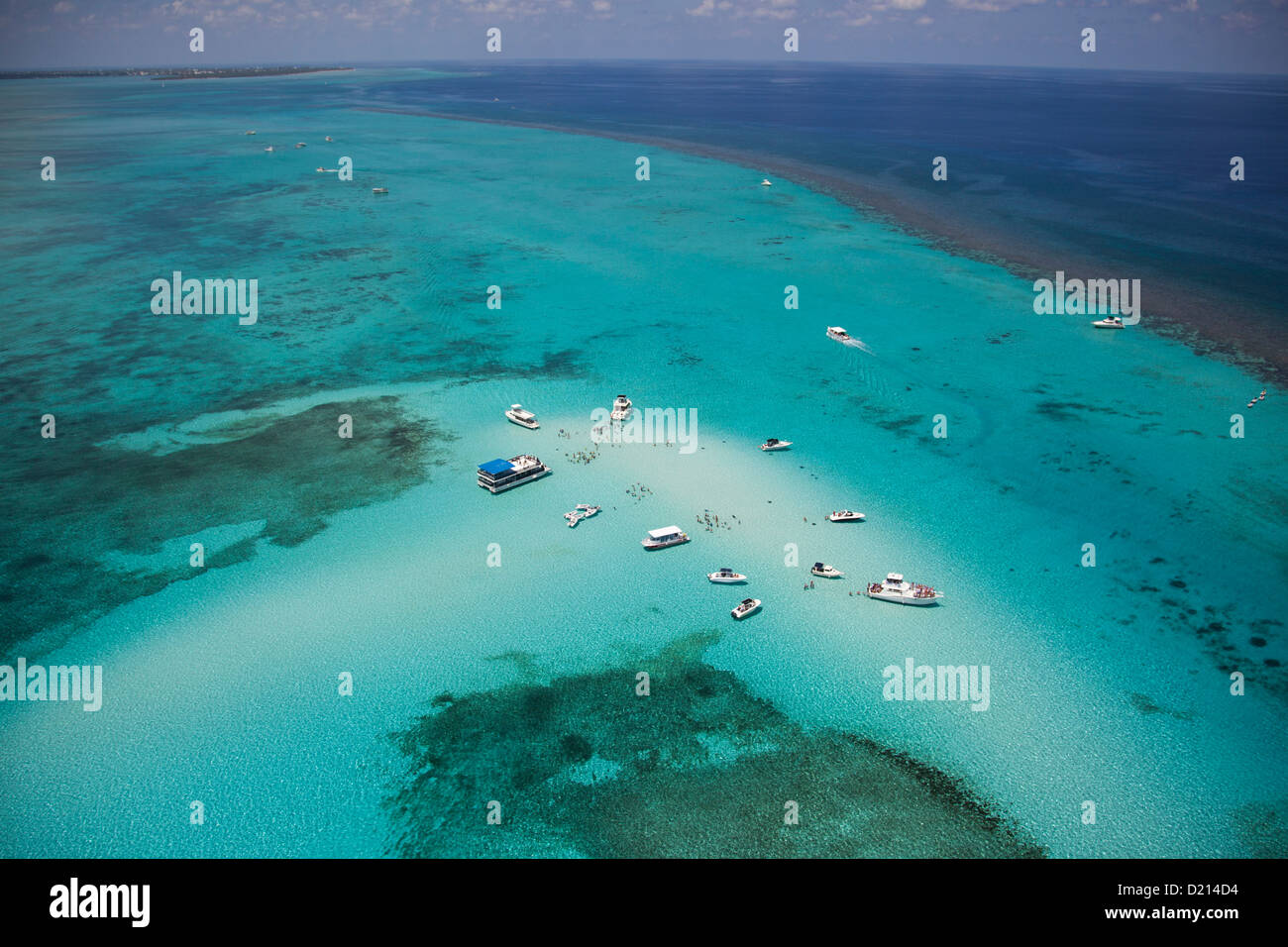 Luftaufnahme des Stingray City Sand Bank mit Exkursion Boote und Menschen schwimmen, Grand Cayman, Cayman-Inseln, Karibik Stockfoto