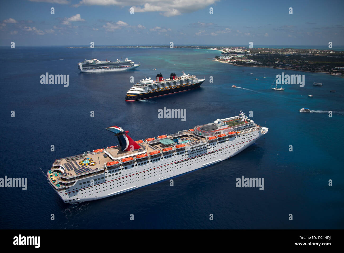 Luftaufnahme der Kreuzfahrt Schiffe Carnival Paradise (Carnival Cruise Lines), Disney Magic (Disney Cruise Line) und Kronprinzessin (Pri Stockfoto