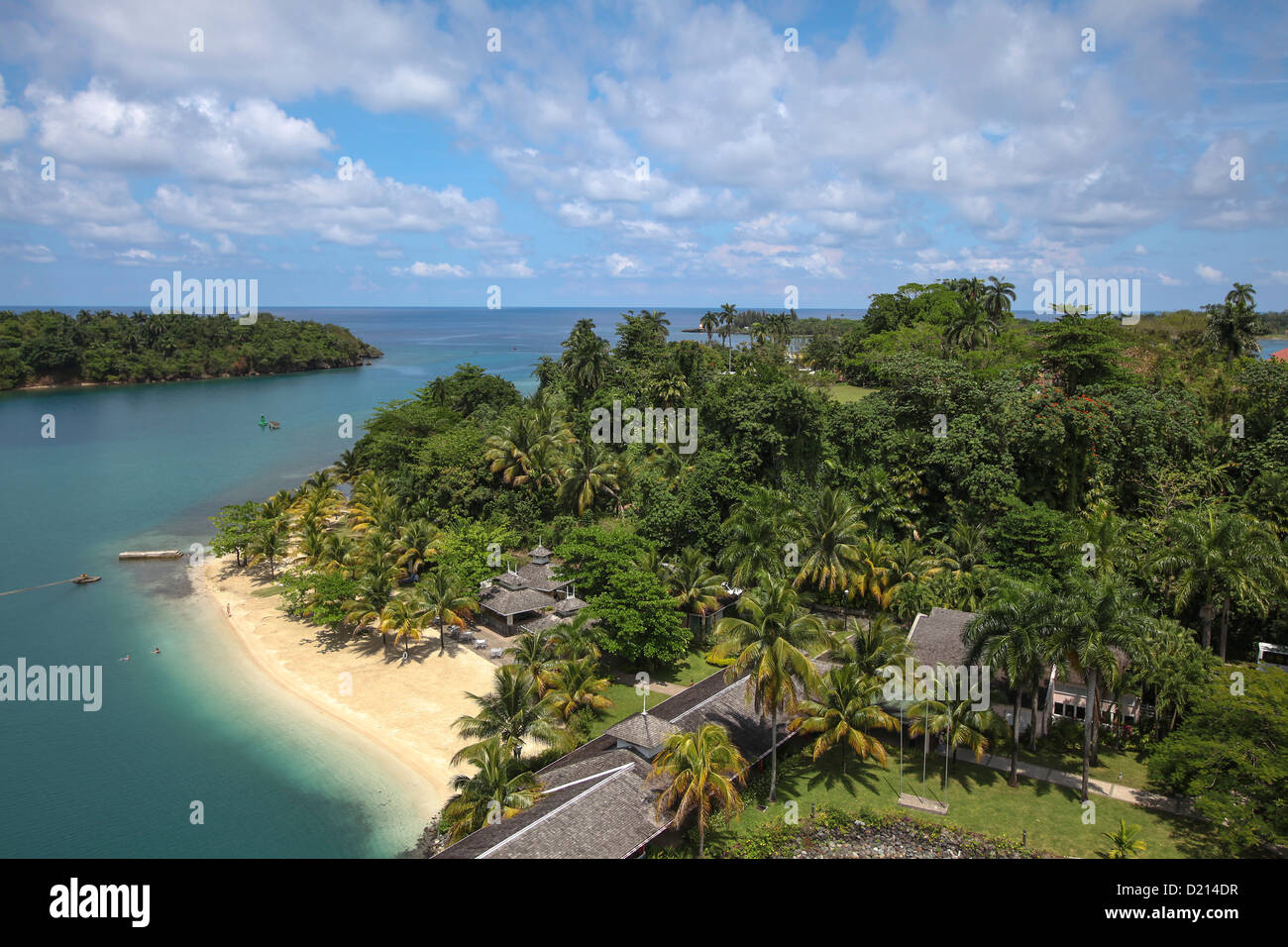 Unberührten Strand und Kreuzfahrt Schiff Terminalgebäude, Port Antonio, Portland, Jamaica, Caribbean Stockfoto