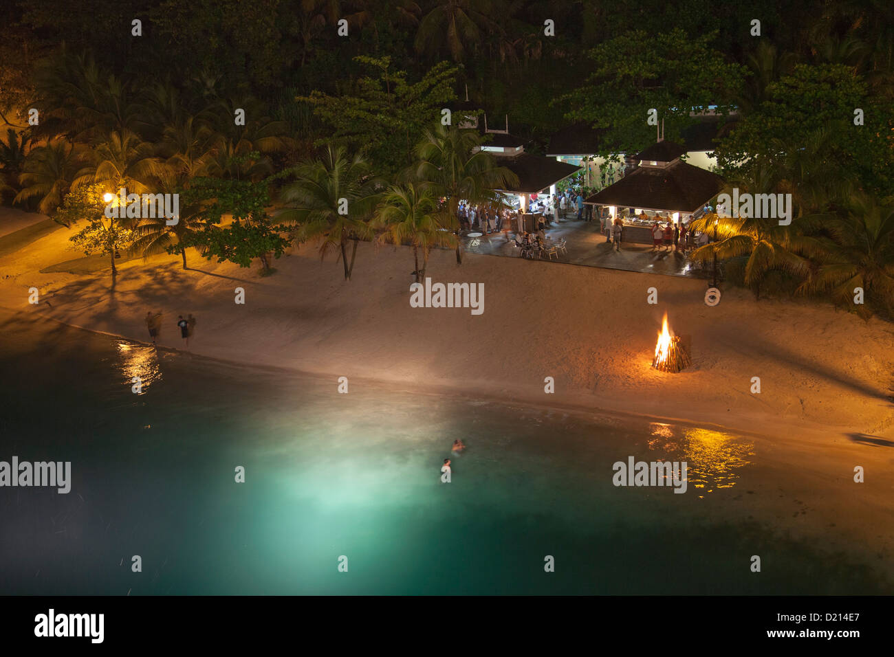 Beach-Party mit Lagerfeuer bei Nacht, Port Antonio, Portland, Jamaica, Caribbean Stockfoto