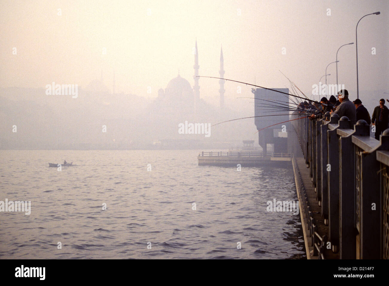 Leute Angeln mit Angelruten aus der Galata Brücke über das Goldene Horn in Istanbul Türkei Stockfoto