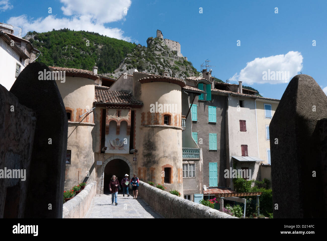 Die mittelalterlichen Mauern umgebene Stadt Entrevaux in den Alpes-de-Haute-Provence im Südosten Frankreichs Stockfoto