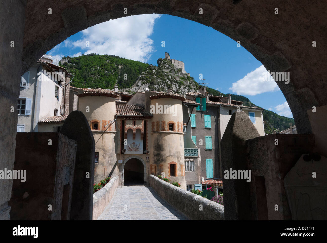 Die mittelalterlichen Mauern umgebene Stadt Entrevaux in den Alpes-de-Haute-Provence im Südosten Frankreichs Stockfoto