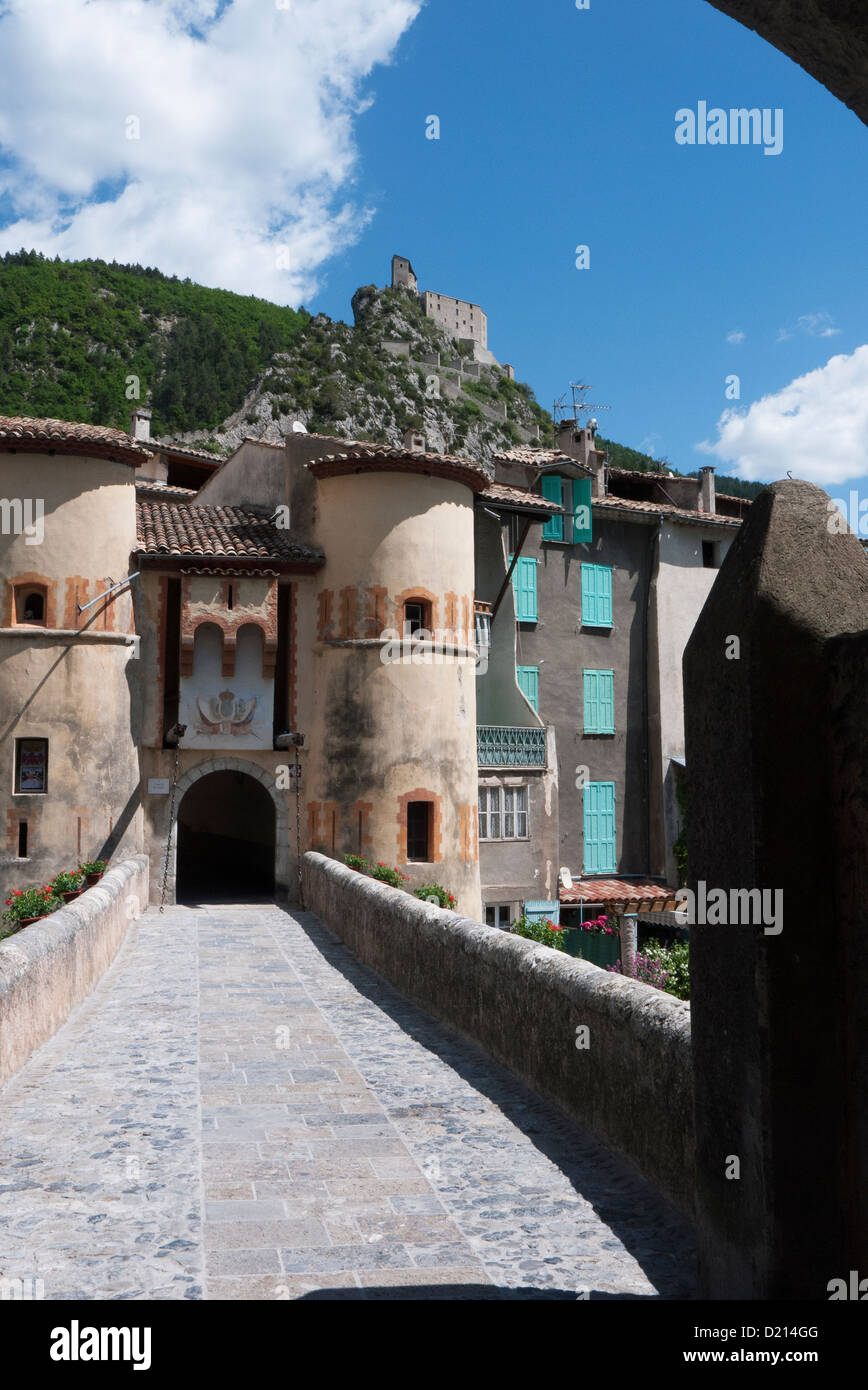 Die mittelalterlichen Mauern umgebene Stadt Entrevaux in den Alpes-de-Haute-Provence im Südosten Frankreichs Stockfoto