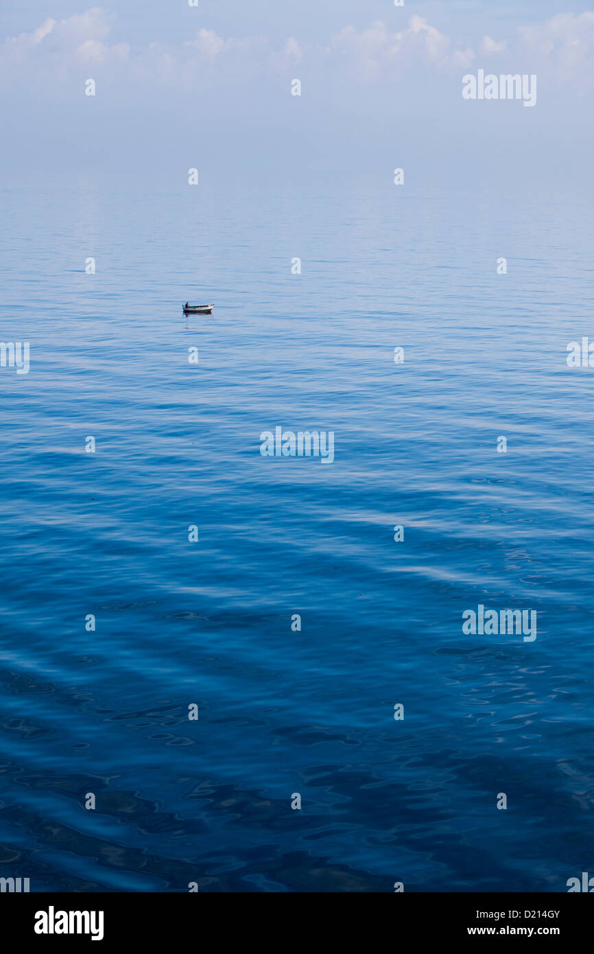 Kleines Fischerboot in das tiefblaue Meer, Havana, Havanna, Kuba, Caribbean Stockfoto