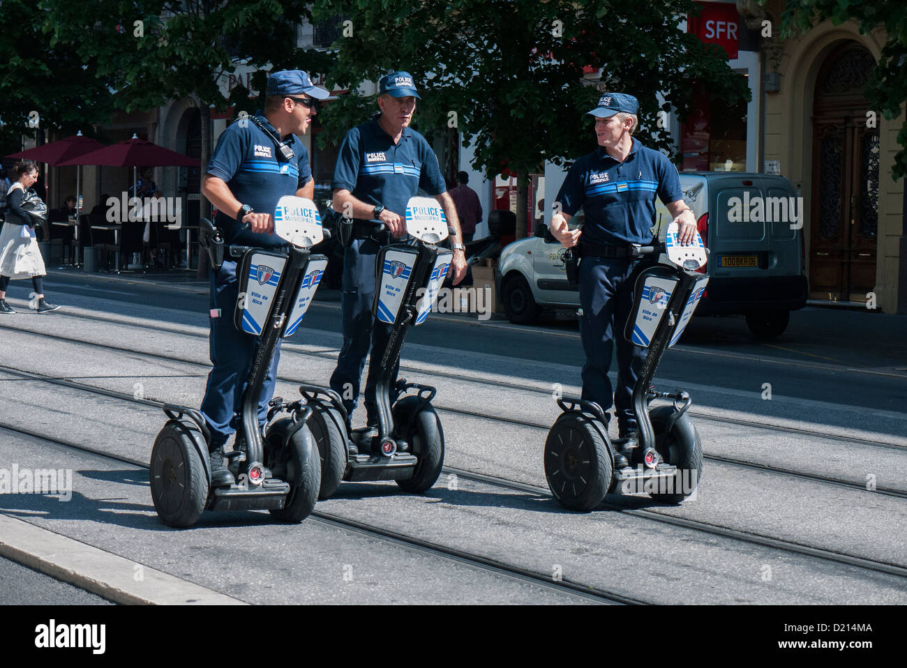 Drei französische Polizisten patrouillieren auf Segway personal Transporter in Nizza an der französischen Riviera Stockfoto