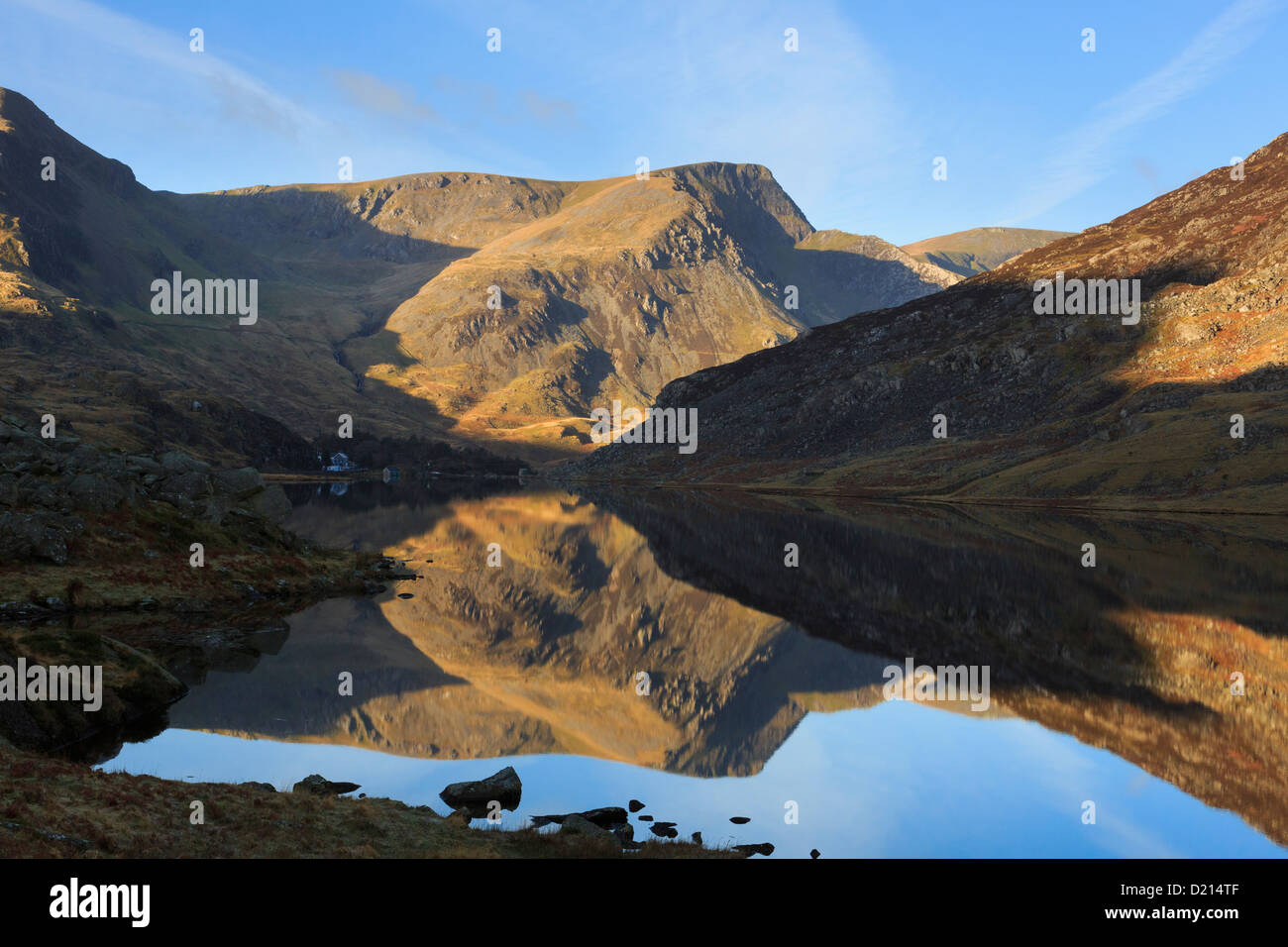 Blick entlang Ogwen Valley Foel Goch Berg spiegelt sich im See Llyn Ogwen in Snowdonia National Park Gwynedd North Wales UK Stockfoto
