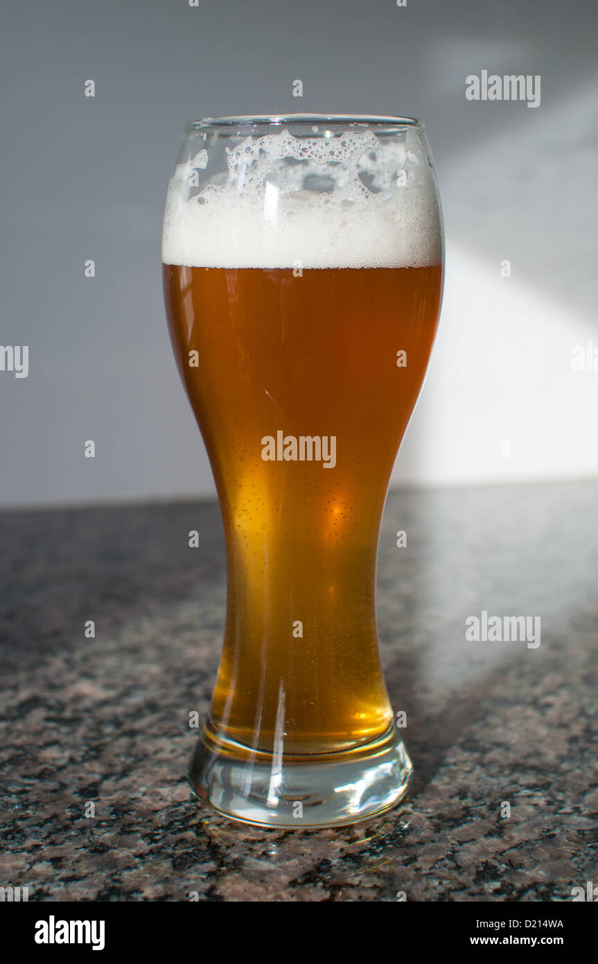 Weizen-Bier-Glas mit Schaum Stockfoto