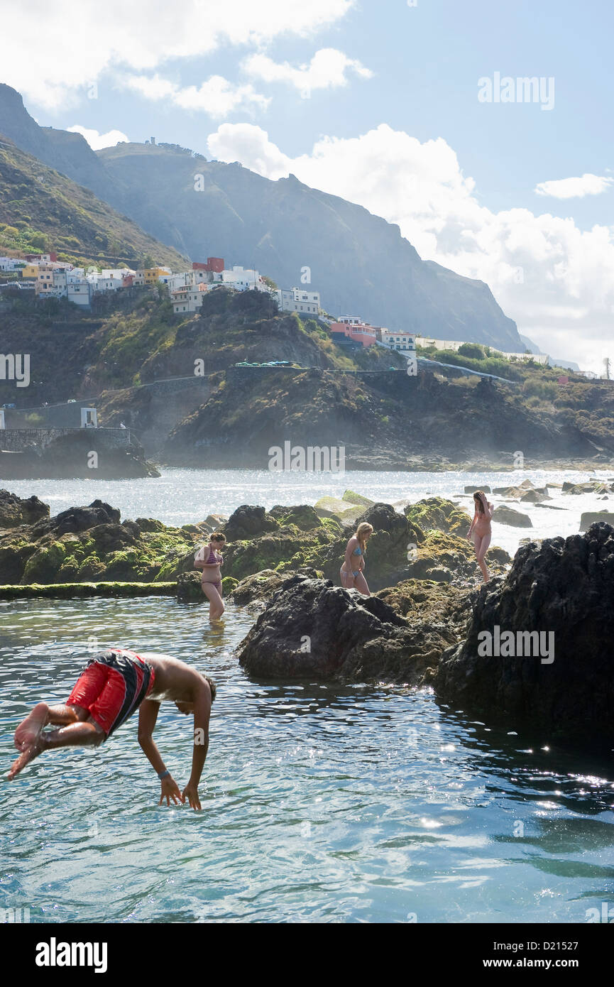 Menschen Baden in natürlichen Pools, Garachico, Teneriffa, Kanarische Inseln, Spanien, Europa Stockfoto