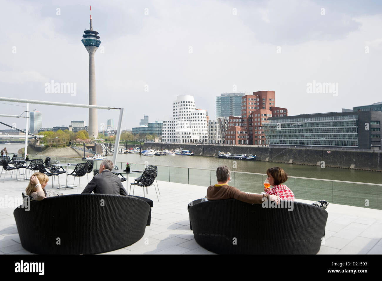 Cafe im Medienhafen, Fernsehturm und Bauten von Frank Gehry, Düsseldorf, Nordrhein-Westfalen, Deutschland Stockfoto
