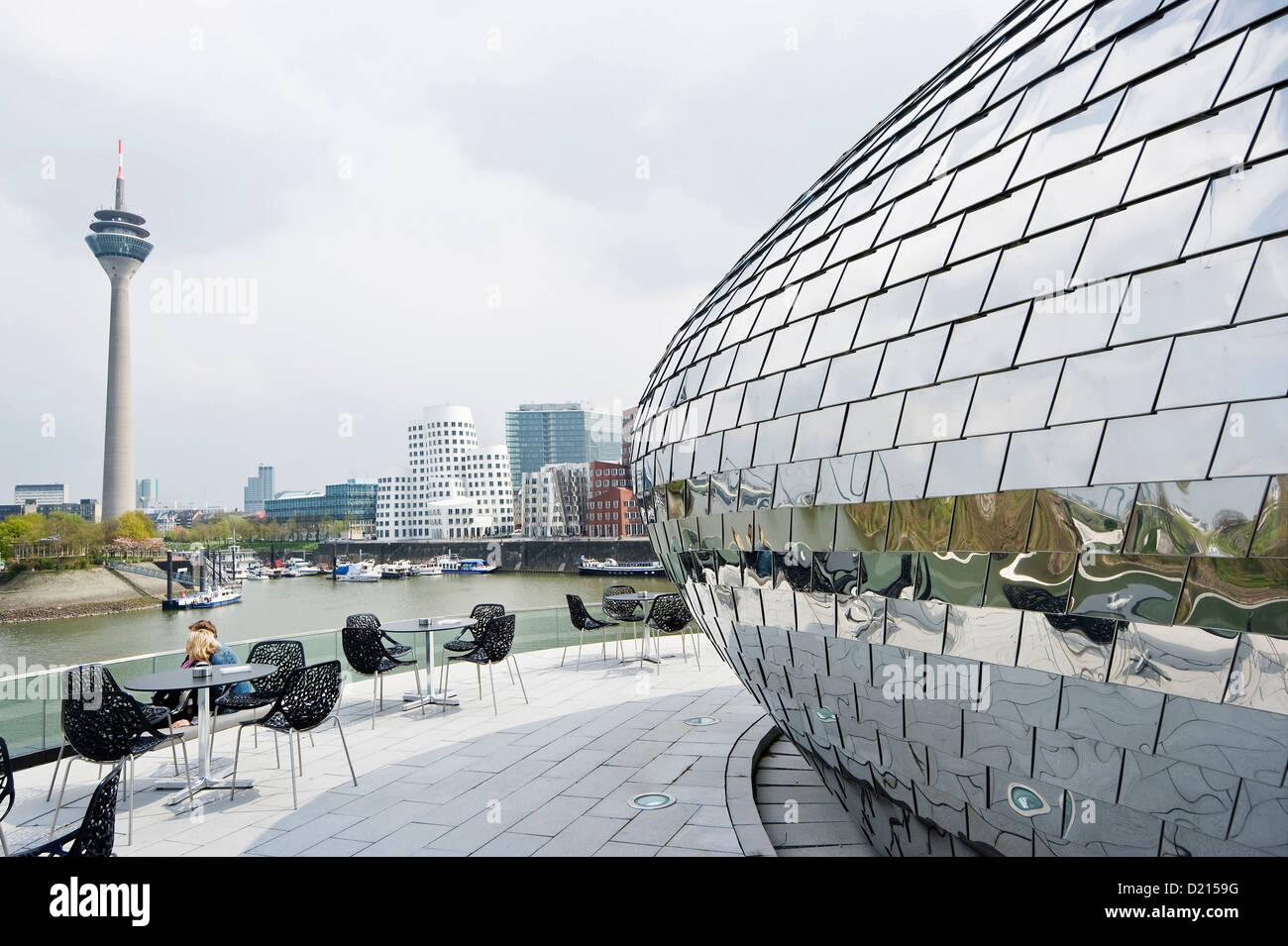 Cafe im Medienhafen, Fernsehturm und Bauten von Frank Gehry, Düsseldorf, Nordrhein-Westfalen, Deutschland Stockfoto