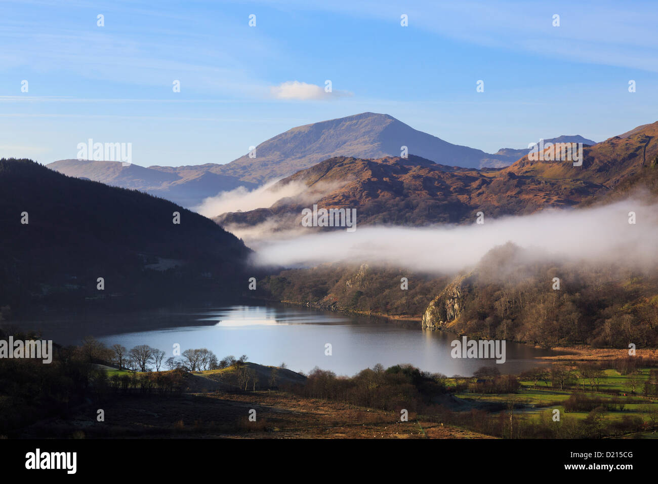 Blick zum See Llyn Gwynant und Yr Aran Berg mit Nebel im Tal in Snowdonia National Park Nantgwynant North Wales UK Großbritannien Stockfoto