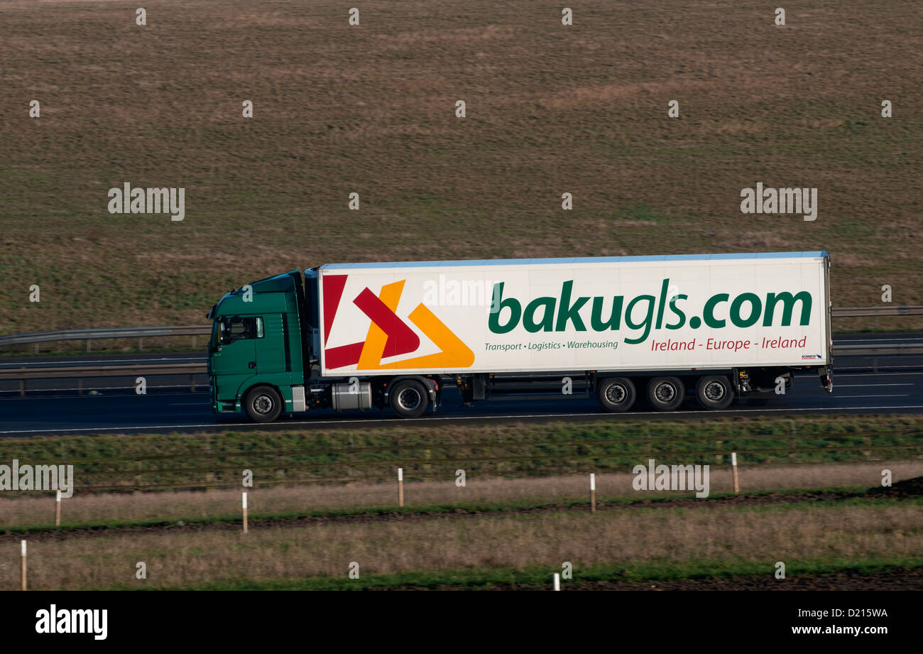 Irische LKW auf M40 Autobahn, England, UK Stockfoto