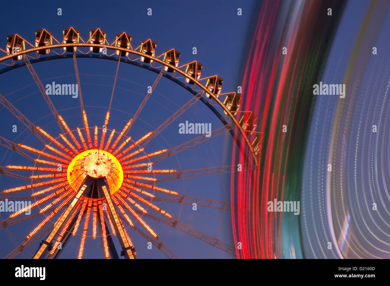 Riesenrad und eine weitere Fahrt auf dem Münchner Oktoberfest in Deutschland Stockfoto