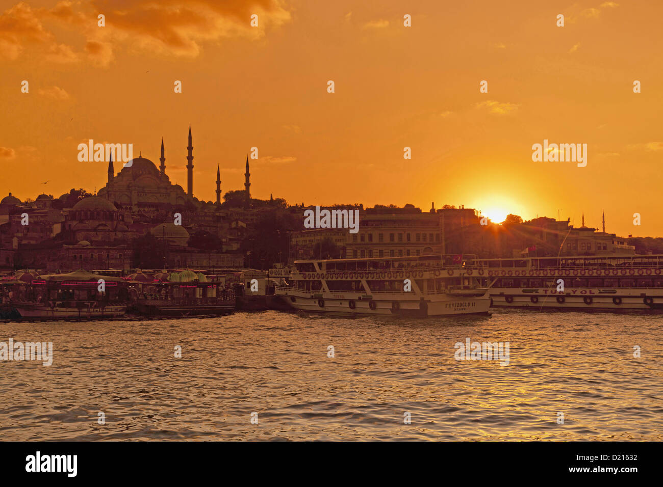 Blick über goldene Horn auf die Süleymaniye-Moschee bei Sonnenuntergang, Istanbul, Türkei Stockfoto
