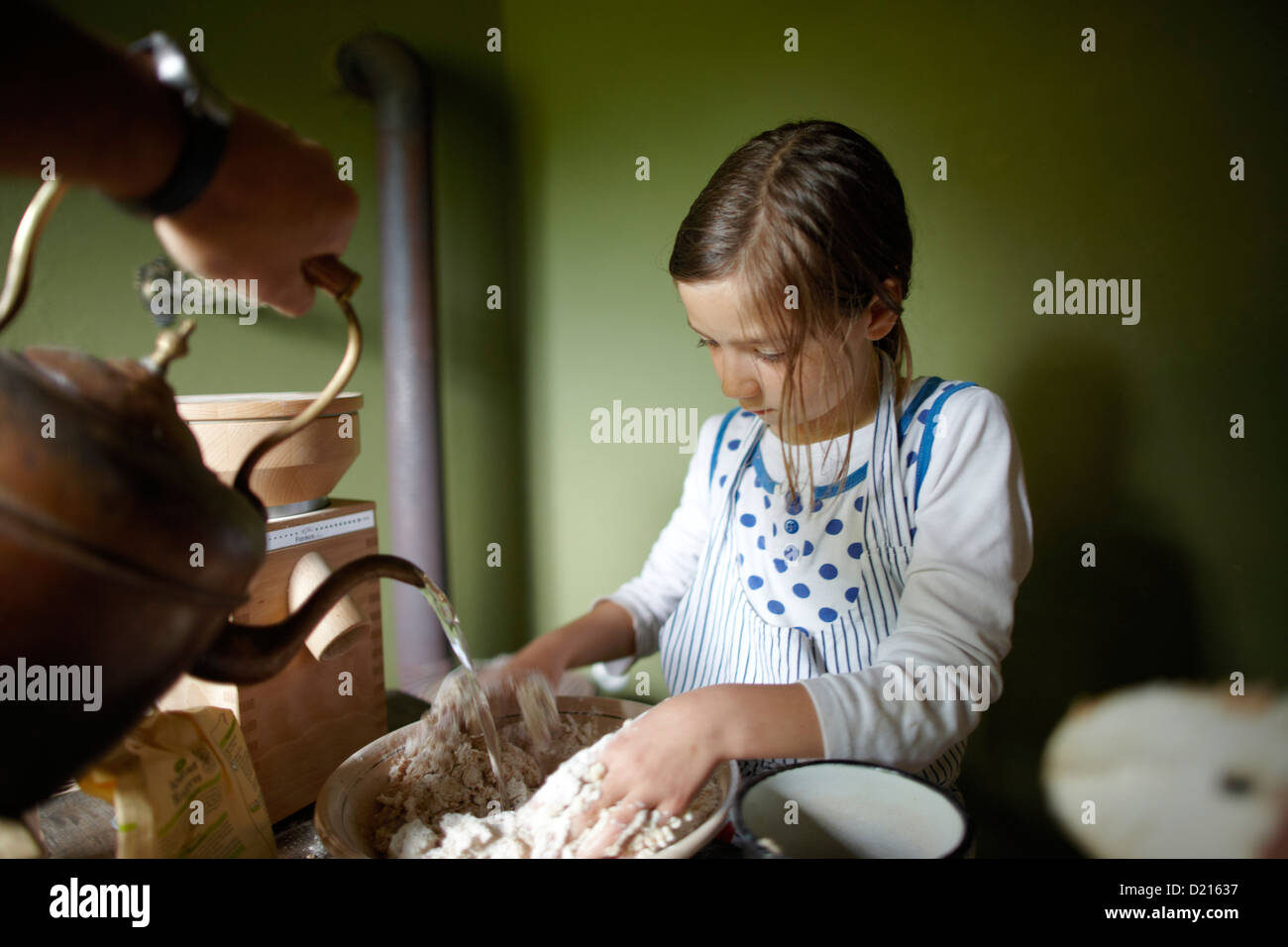 Mädchen Vorbereitung Pizzateig, Klein Thurow, Roggendorf, Mecklenburg-Western Pomerania, Deutschland Stockfoto