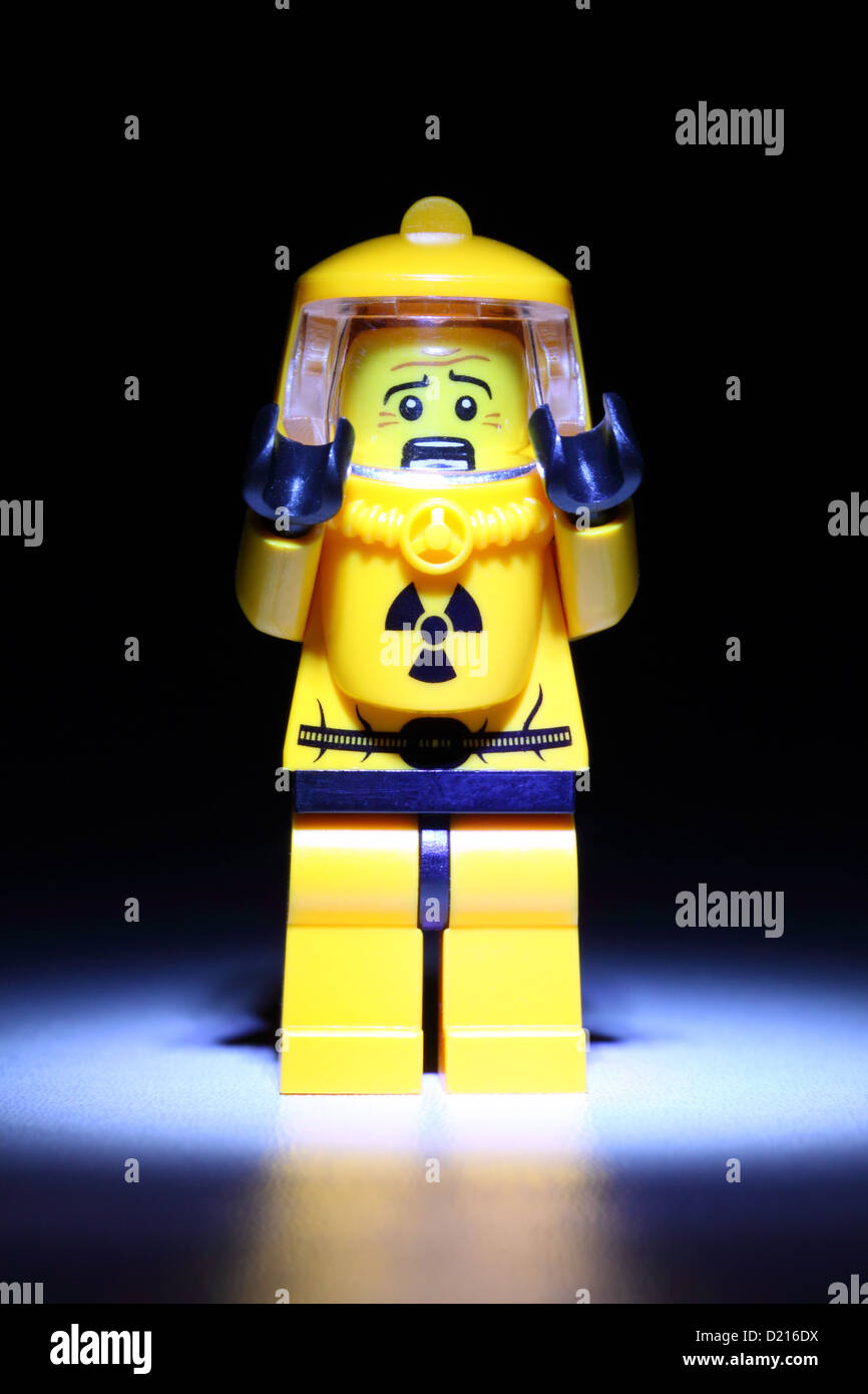 Angst Lego-Techniker im Schutzanzug Stockfotografie - Alamy