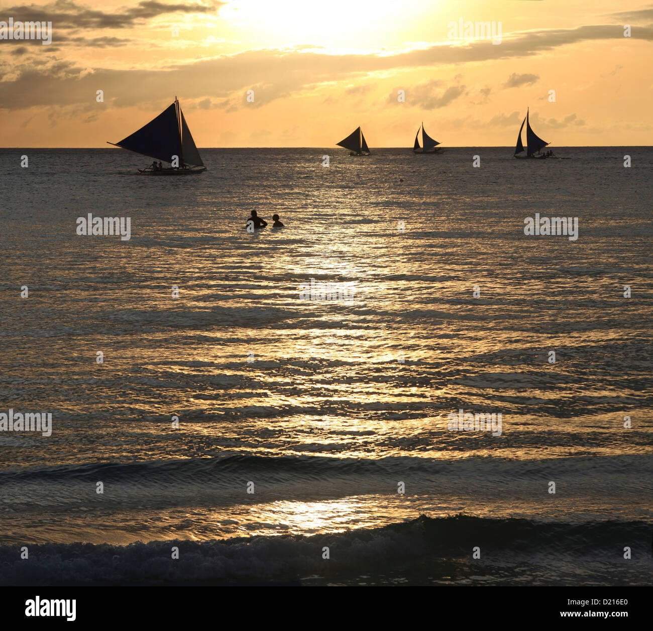 Badegäste und Segelboote im Meer bei Sonnenuntergang, Boracay, Philippinen, Asien Stockfoto
