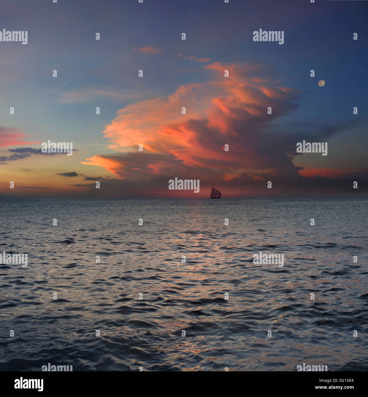 Ansicht der Schaluppe auf dem Horizont bei Sonnenuntergang, Boracay, Philippinen, Asien Stockfoto