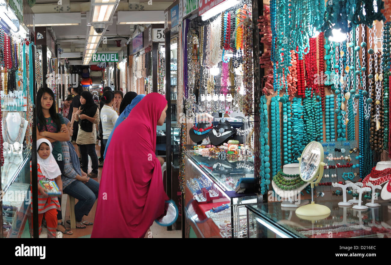 Verkaufsstände mit Schmuck im Greenhills Shopping-Mall, San Juan, Manila, Philippinen, Asien Stockfoto