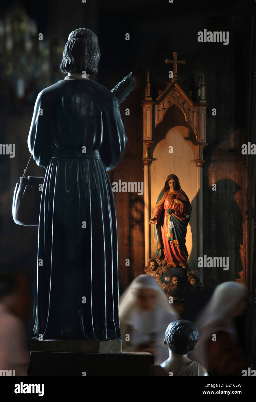 Nonnen und Statuen im Basilica de San Sebastian, die nur alle Stahl Kirche in Manila, Philippinen, Asien Stockfoto