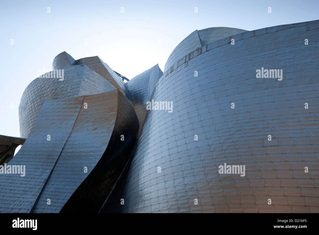Flussufer-Fassade der The Guggenheim Museum Bilbao - Bilbao, Vizcaya, Spanien Stockfoto