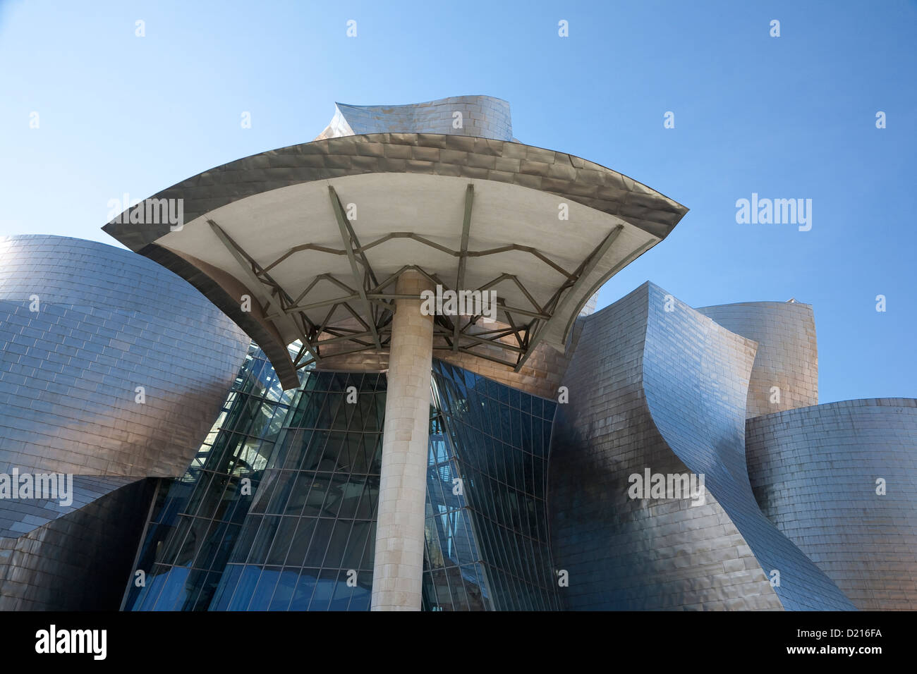 Flussufer-Fassade der The Guggenheim Museum Bilbao - Bilbao, Vizcaya, Spanien Stockfoto
