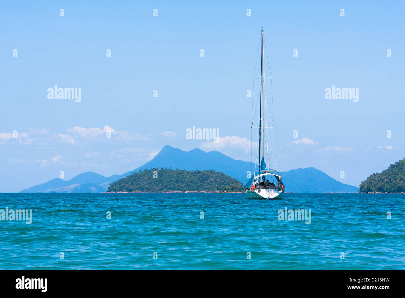 Segelboot auf das Meer aus Mangue und Pouso, Enseada Das Palmas, Ilha Grande, Angra dos Reis, Bundesstaat Rio de Janeiro, Brasilien Stockfoto