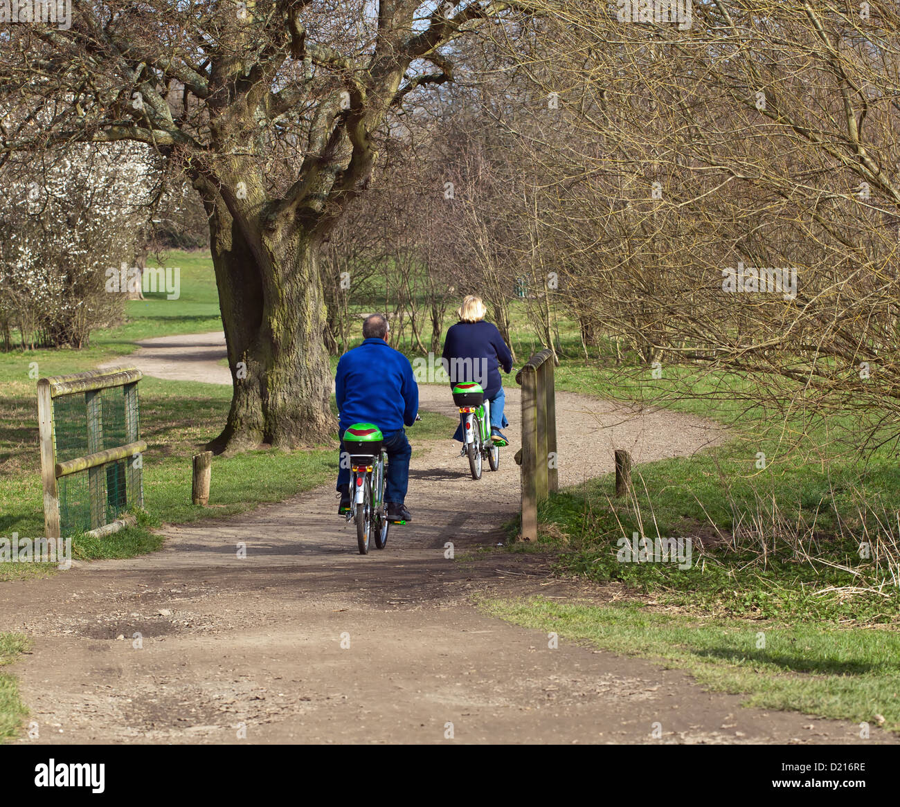 Mann und Frau Elektro Fahrrad Stockfoto