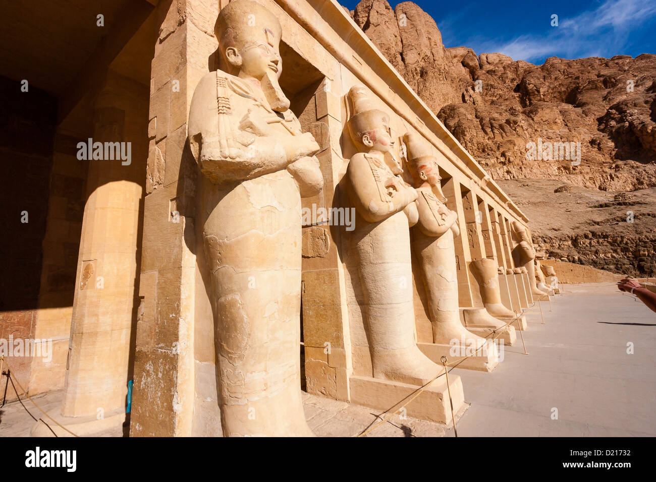 Statuen des Gottes Osiris am Hapshetpsut "Tempel, Luxor, Ägypten Stockfoto