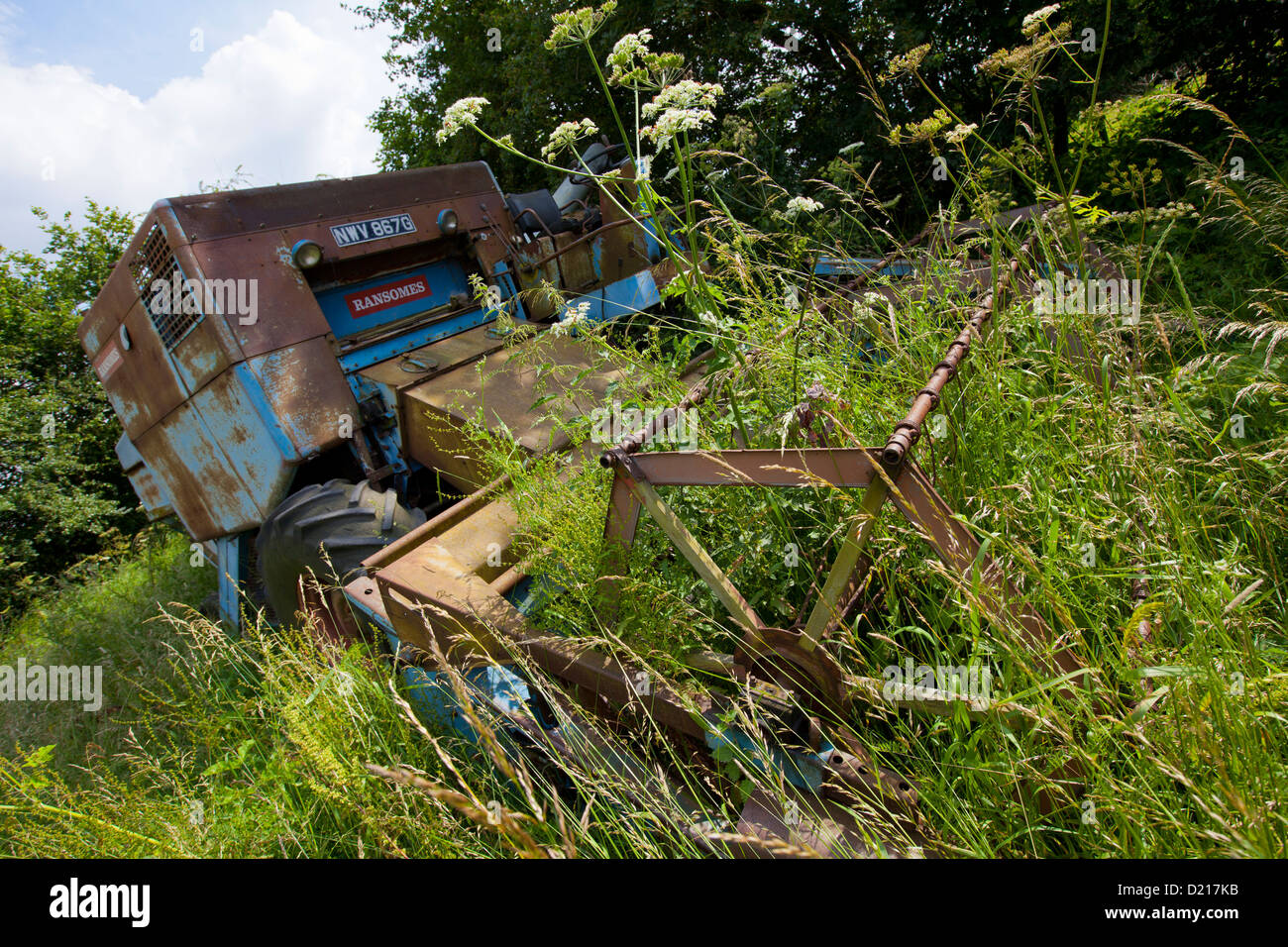 Verlassenen Bauernhof-Maschinerie ist links um zu rosten auf überwucherten Gebieten in der Nähe von Droitwich, Worcestershire Stockfoto