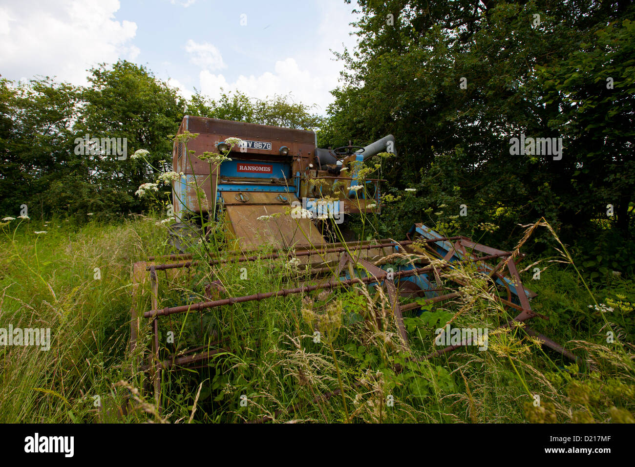 Verlassenen Bauernhof-Maschinerie ist links um zu rosten auf überwucherten Gebieten in der Nähe von Droitwich, Worcestershire Stockfoto