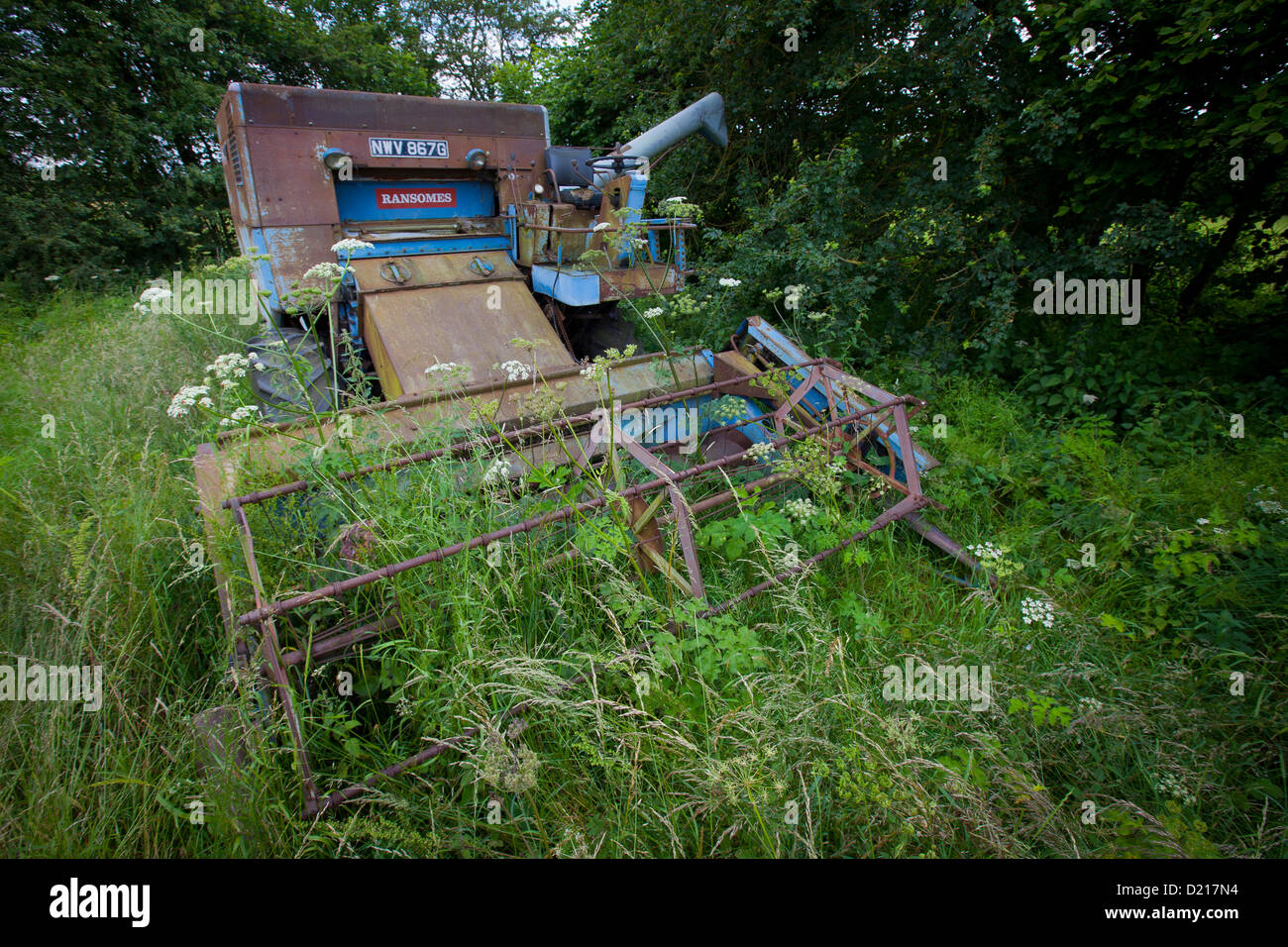 Verlassenen Bauernhof-Maschinerie ist links um zu rosten auf überwucherten Gebieten in der Nähe von Droitwich, Worcestershire Stockfoto