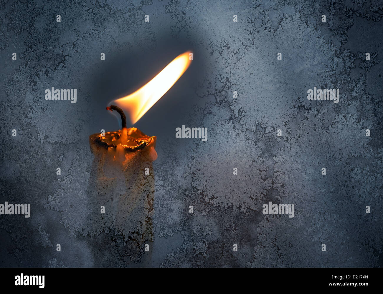 Nahaufnahme Foto kleine Kerzenflamme hinter gefrorenen Fensterglas Stockfoto Nahaufnahme Foto kleine Kerzenflamme hinter gefrorenen Fensterglas Stockfoto