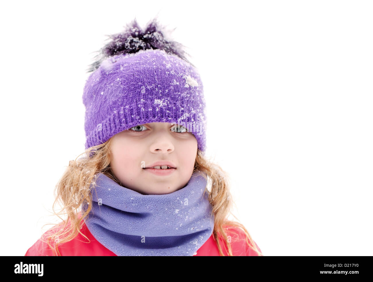 Schöne blonde Mädchen im Winter Oberbekleidung mit Schneeflocken vor weißem Hintergrund Stockfoto