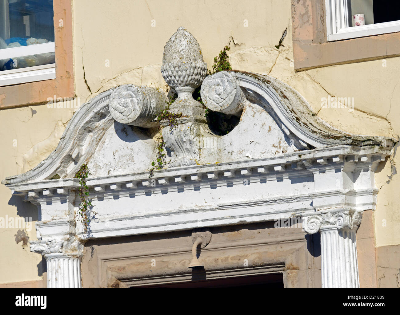 Verfallenden, reich verzierten, Giebel über Haus-Eingang. Whitehaven, Cumbria, England, Vereinigtes Königreich, Europa. Stockfoto