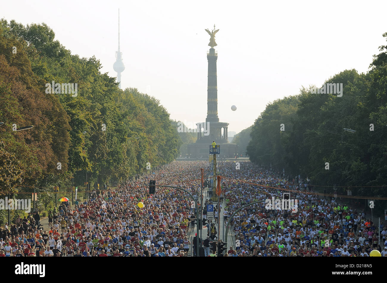 Berlin, Deutschland, Läufer und Siegessäule in der 36. Berlin Marathon Stockfoto