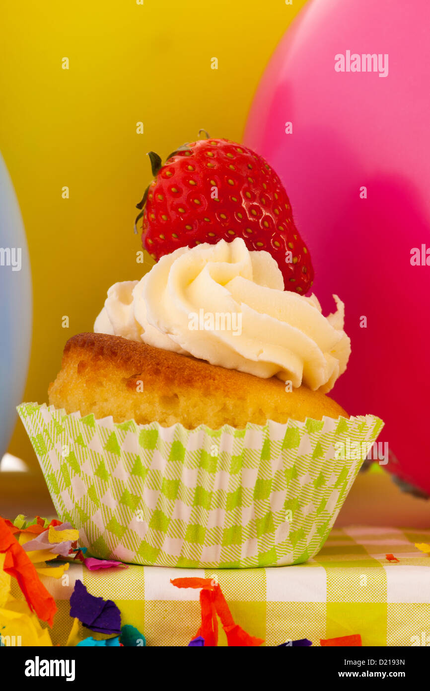 bunte Geburtstag Cupcake mit Konfetti und Luftballons Stockfoto