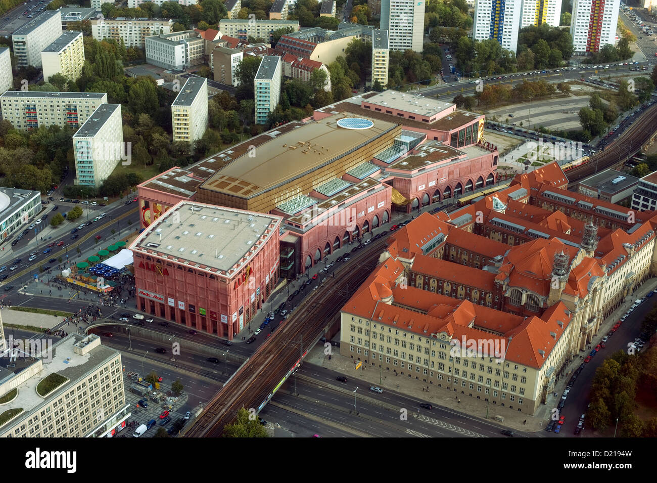 Berlin, Deutschland, Alexa Shopping-Center und das alte Rathaus in Berlin Stockfoto