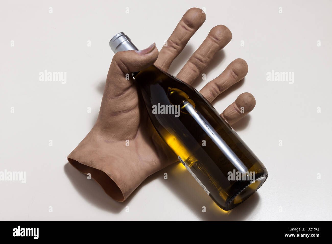 Draufsicht der riesige Hand halten Sie eine Flasche Weißwein Stockfoto