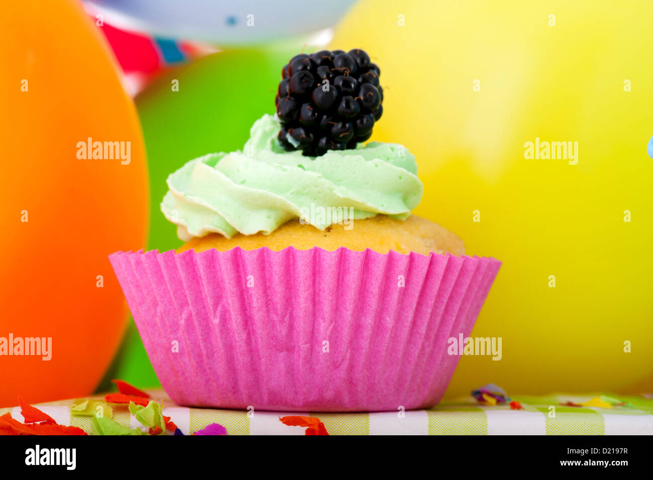 bunte Geburtstag Cupcake mit Konfetti und Luftballons Stockfoto