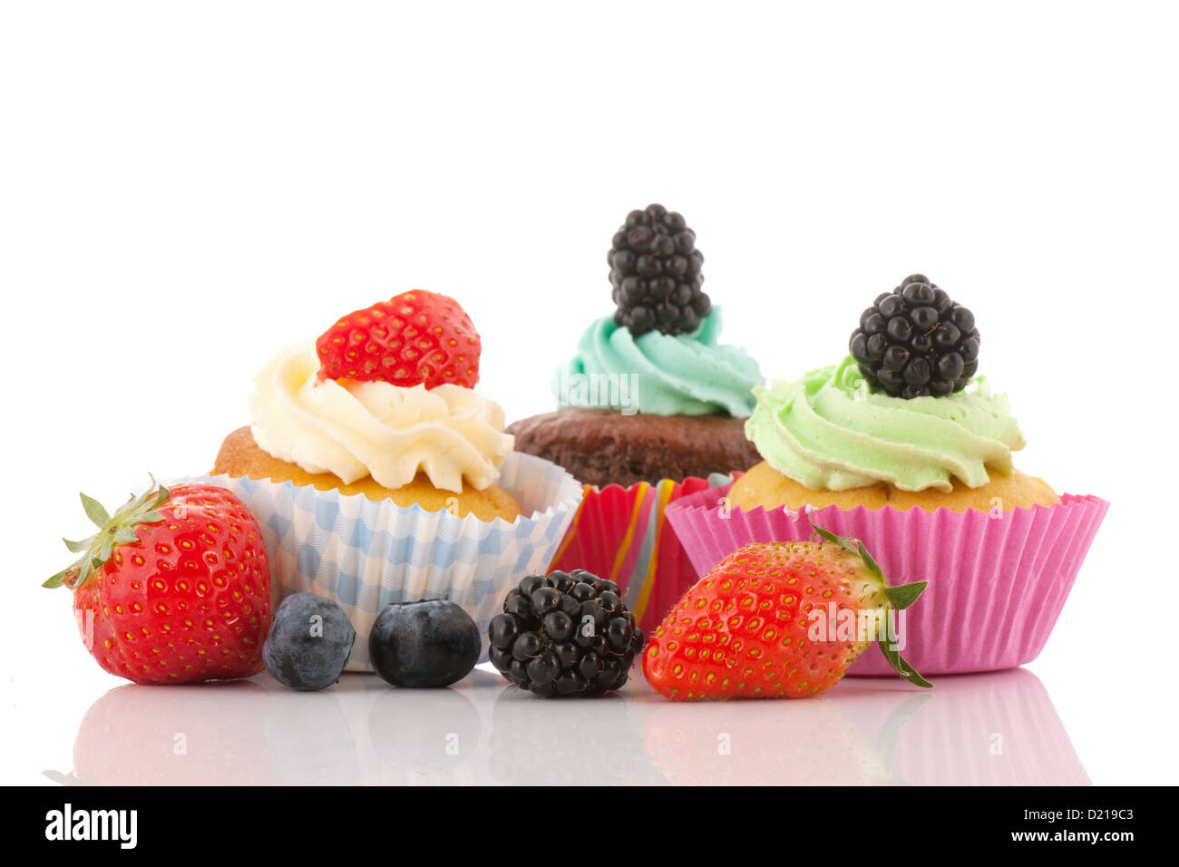 Erdbeer-Kuchen mit Buttercreme und frischen Früchten isoliert auf weißem Hintergrund Stockfoto