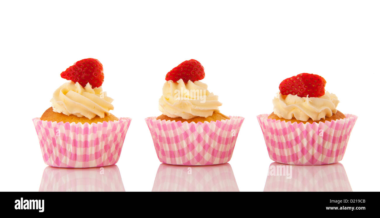 Erdbeer-Cupcakes mit Buttercreme isoliert auf weißem Hintergrund Stockfoto
