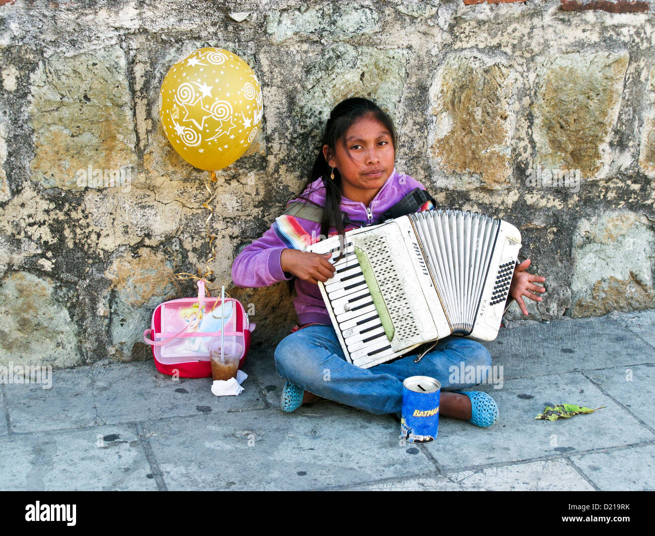 schöne junge mexikanische indigene indische Mädchen sitzen auf Asphalt mit Ballon spielen Akkordeon für Handzettel Oaxaca Mexico Stockfoto