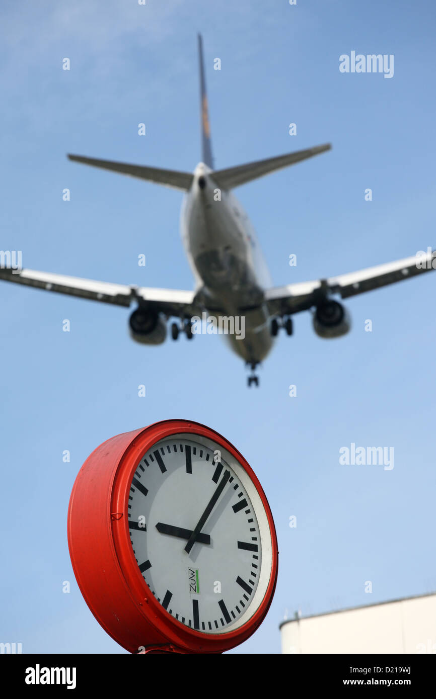 Berlin, Deutschland, ein niedrig fliegenden Flugzeug über eine Uhr Stockfoto